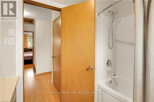 4934 Drake Avenue, Lincoln, ON - Indoor Photo Showing Bathroom