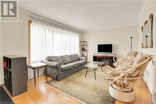 4934 Drake Avenue, Lincoln, ON - Indoor Photo Showing Living Room