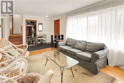 4934 Drake Avenue, Lincoln, ON - Indoor Photo Showing Living Room