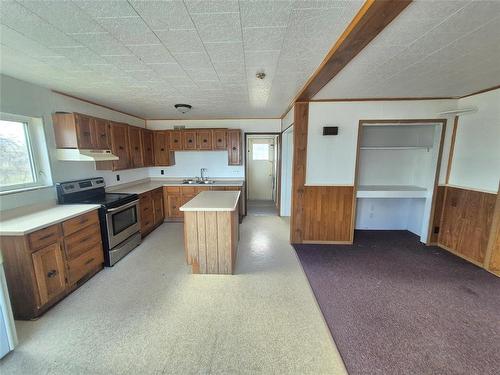 54 Lokier Street N, Glenella, MB - Indoor Photo Showing Kitchen