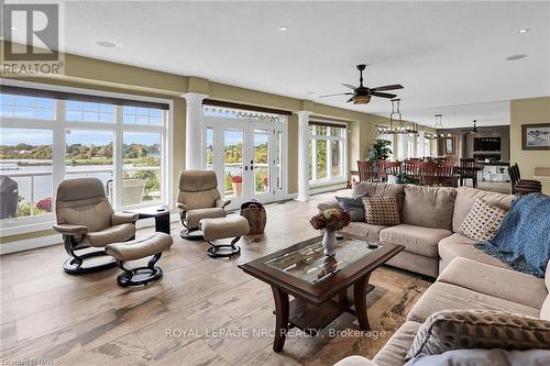 11 - 88 Lakeport Road, St. Catharines, ON - Indoor Photo Showing Living Room