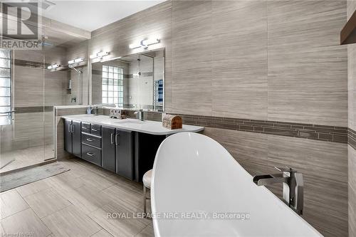 11 - 88 Lakeport Road, St. Catharines, ON - Indoor Photo Showing Bathroom