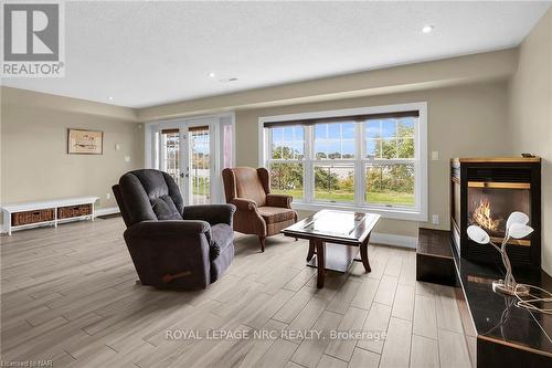 11 - 88 Lakeport Road, St. Catharines, ON - Indoor Photo Showing Living Room