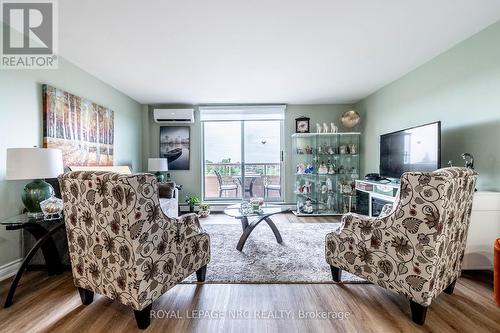 504 - 264 Grantham Avenue, St. Catharines, ON - Indoor Photo Showing Living Room