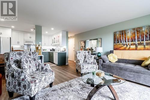 504 - 264 Grantham Avenue, St. Catharines, ON - Indoor Photo Showing Living Room