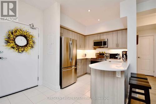 604 - 300 Essa Road, Barrie, ON - Indoor Photo Showing Kitchen