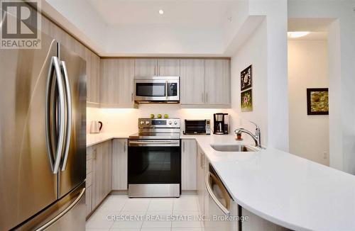 604 - 300 Essa Road, Barrie, ON - Indoor Photo Showing Kitchen