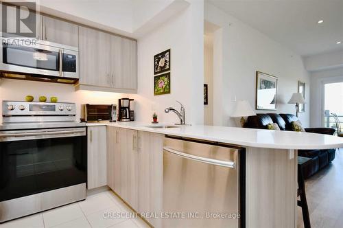 604 - 300 Essa Road, Barrie, ON - Indoor Photo Showing Kitchen