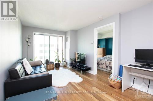 1002 - 138 Somerset Street W, Ottawa, ON - Indoor Photo Showing Living Room