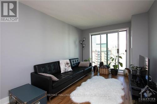 1002 - 138 Somerset Street W, Ottawa, ON - Indoor Photo Showing Living Room