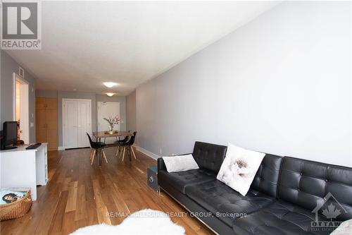 1002 - 138 Somerset Street W, Ottawa, ON - Indoor Photo Showing Living Room