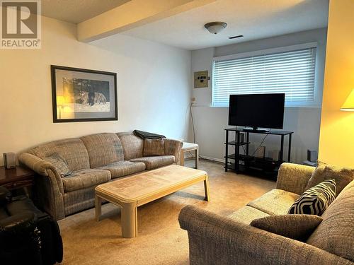 3377 Mciver Road, West Kelowna, BC - Indoor Photo Showing Living Room