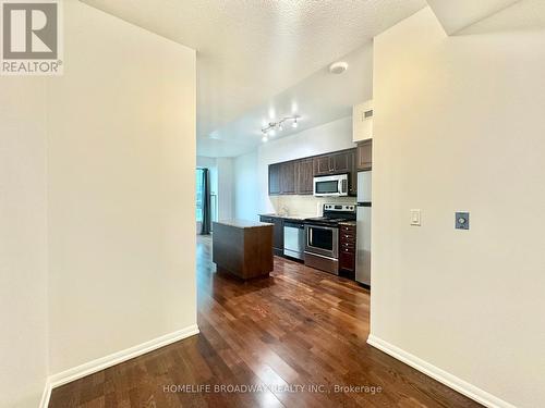 2709 - 215 Fort York Boulevard, Toronto, ON - Indoor Photo Showing Kitchen