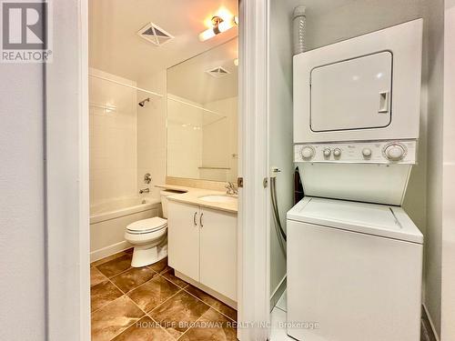 2709 - 215 Fort York Boulevard, Toronto, ON - Indoor Photo Showing Laundry Room