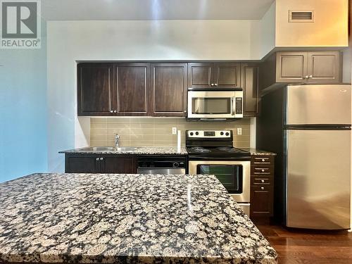 2709 - 215 Fort York Boulevard, Toronto, ON - Indoor Photo Showing Kitchen