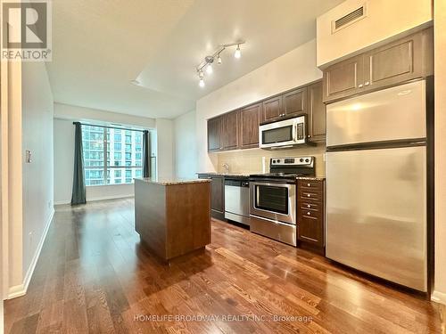 2709 - 215 Fort York Boulevard, Toronto, ON - Indoor Photo Showing Kitchen