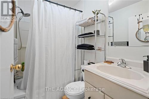 6317 Ash Street, Niagara Falls (216 - Dorchester), ON - Indoor Photo Showing Bathroom