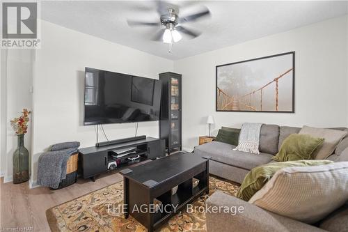 6317 Ash Street, Niagara Falls (216 - Dorchester), ON - Indoor Photo Showing Living Room