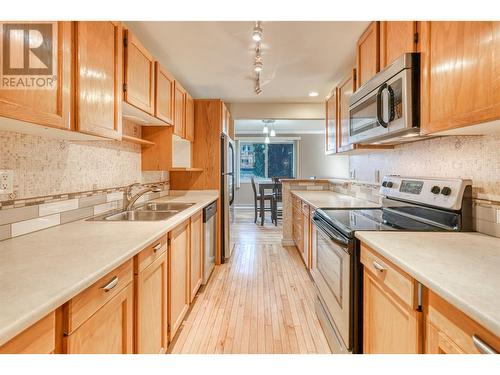 335 Churchill Avenue Unit# 101, Penticton, BC - Indoor Photo Showing Kitchen With Double Sink