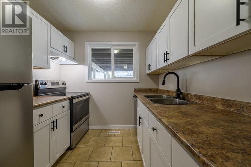 800 Southill Street Unit# 22, Kamloops, BC - Indoor Photo Showing Kitchen With Double Sink