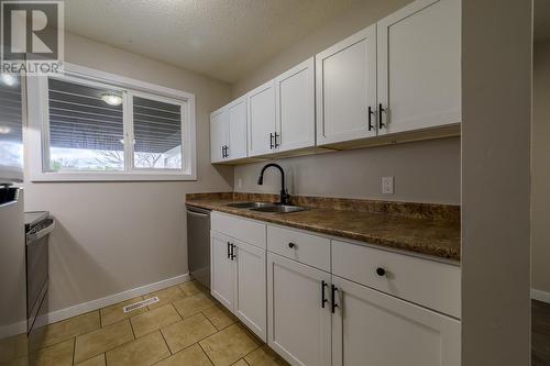 800 Southill Street Unit# 22, Kamloops, BC - Indoor Photo Showing Kitchen With Double Sink