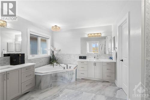 375 Longworth Avenue, Ottawa, ON - Indoor Photo Showing Bathroom