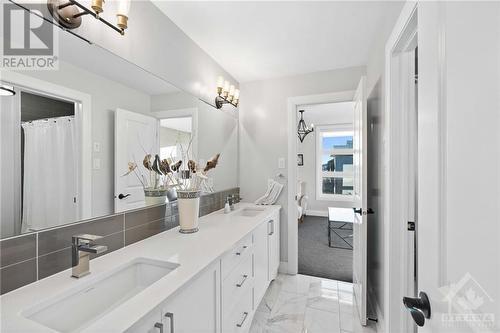 375 Longworth Avenue, Ottawa, ON - Indoor Photo Showing Bathroom