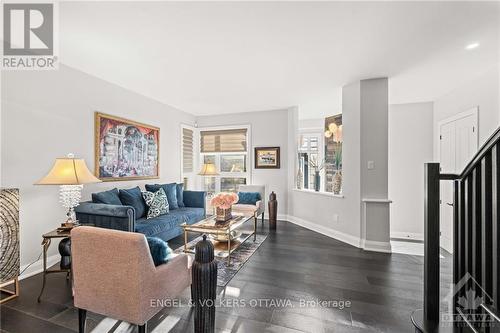 375 Longworth Avenue, Ottawa, ON - Indoor Photo Showing Living Room