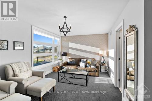 375 Longworth Avenue, Ottawa, ON - Indoor Photo Showing Living Room