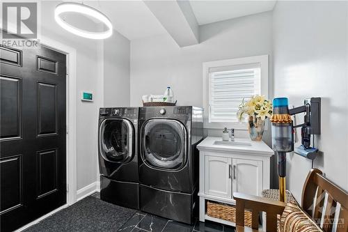 375 Longworth Avenue, Ottawa, ON - Indoor Photo Showing Laundry Room