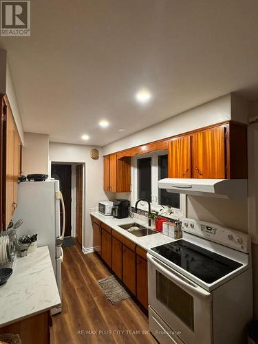 70 Bellingham Drive, Hamilton, ON - Indoor Photo Showing Kitchen With Double Sink