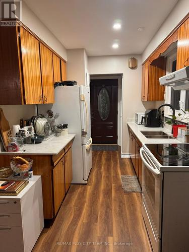 70 Bellingham Drive, Hamilton, ON - Indoor Photo Showing Kitchen With Double Sink