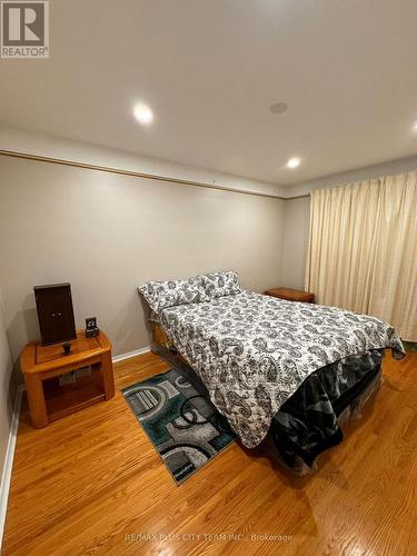 70 Bellingham Drive, Hamilton, ON - Indoor Photo Showing Bedroom