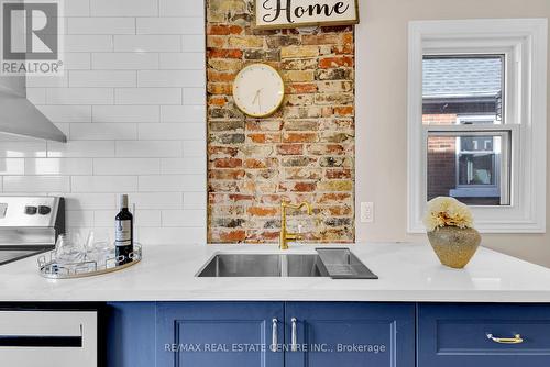 124 St George Street, Kitchener, ON - Indoor Photo Showing Kitchen With Double Sink With Upgraded Kitchen