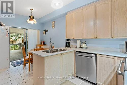 76 Morrison Crescent, Grimsby, ON - Indoor Photo Showing Kitchen With Double Sink