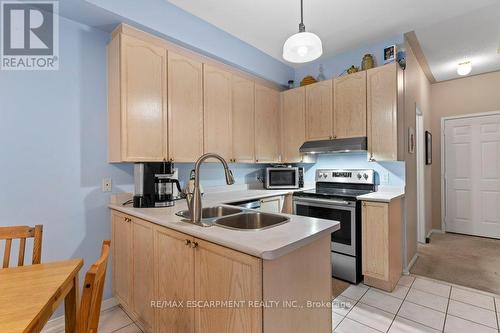 76 Morrison Crescent, Grimsby, ON - Indoor Photo Showing Kitchen With Double Sink