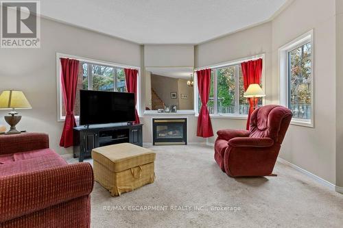 76 Morrison Crescent, Grimsby, ON - Indoor Photo Showing Living Room With Fireplace