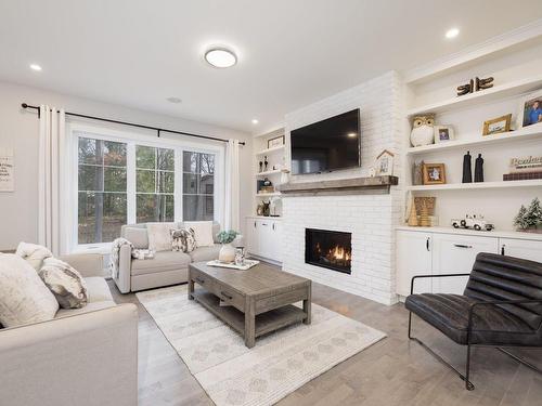 Salon - 2917 Rue Du Cumberland, Saint-Lazare, QC - Indoor Photo Showing Living Room With Fireplace