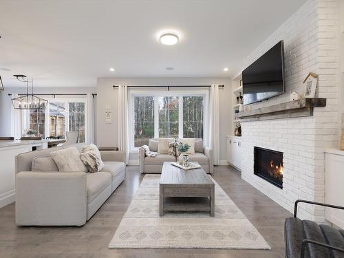 Salon - 2917 Rue Du Cumberland, Saint-Lazare, QC - Indoor Photo Showing Living Room With Fireplace