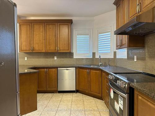 7 Tiglio Rd, Vaughan, ON - Indoor Photo Showing Kitchen With Stainless Steel Kitchen With Double Sink