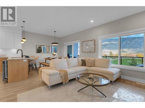 6811 Nighthawk Drive Unit# 2, Osoyoos, BC - Indoor Photo Showing Living Room