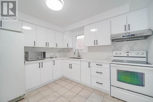 19 Sandy Haven Drive, Toronto, ON - Indoor Photo Showing Kitchen