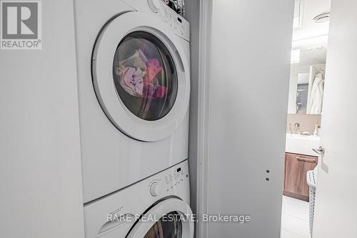 1004 - 560 King Street W, Toronto, ON - Indoor Photo Showing Laundry Room