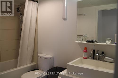 1811 - 1080 Bay Street, Toronto, ON - Indoor Photo Showing Bathroom