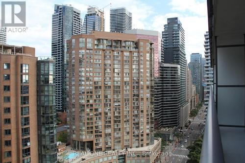 1811 - 1080 Bay Street, Toronto, ON - Outdoor With Facade