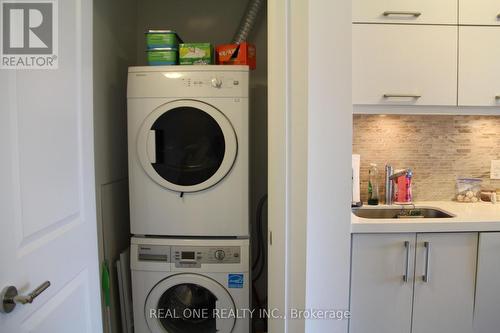 1811 - 1080 Bay Street, Toronto, ON - Indoor Photo Showing Laundry Room