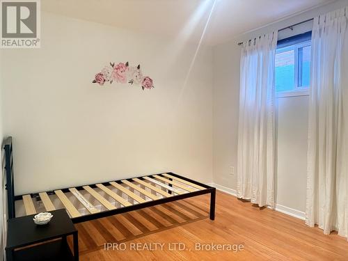 Room 1 - 33 Yatesbury Road, Toronto, ON - Indoor