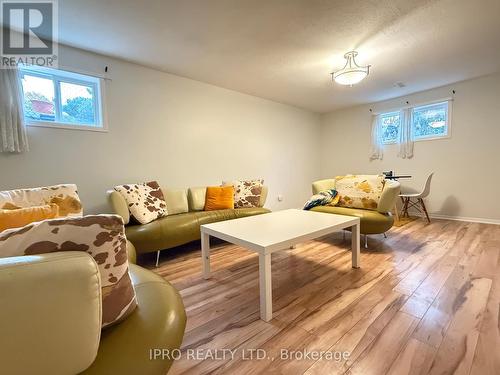 Room 1 - 33 Yatesbury Road, Toronto, ON - Indoor