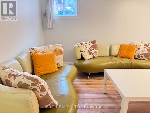 Room 1 - 33 Yatesbury Road, Toronto, ON - Indoor