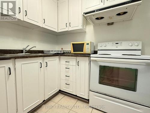 Room 1 - 33 Yatesbury Road, Toronto, ON - Indoor Photo Showing Kitchen